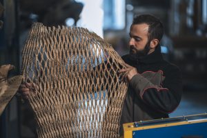 Cartone tagliato per essere recuperato come materiale da imballaggio